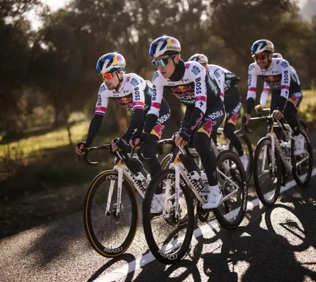 Kolarze BORA-hansgrohe w strojach z logo Red Bull i BOSS jadą w grupie. To ich czas na deload przed kolejnymi wyzwaniami.