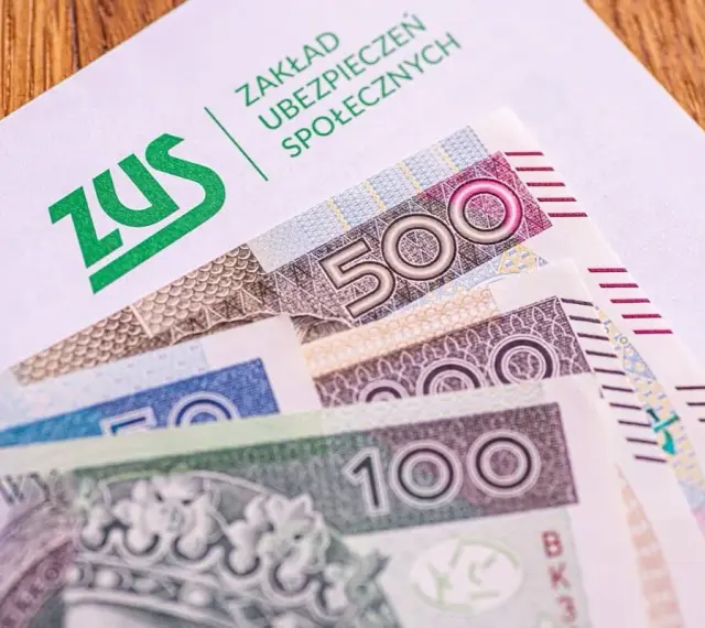 Kiedy trzynasta emerytura, ZUS przekazuje pieniądze. Widoczne banknoty 100, 200 i 500 zł.