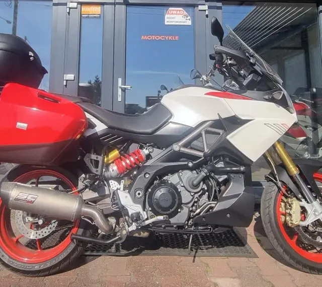Sportowy motocykl Aprilia Caponord 1200 z kuframi i sportowym wydechem SC Project. Poznaj jego dane techniczne!