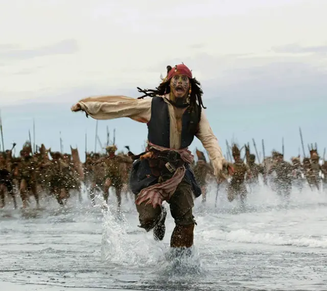 Jack Sparrow ucieka przed armią w wodzie. Czy uda mu się zdobyć skrzynię umarlaka?