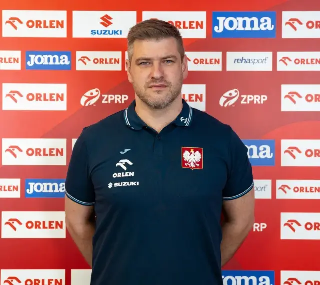 Mężczyzna w koszulce z orłem, podobny do Julena Aginagalde, stoi na tle ścianki z logotypami sponsorów, m.in. ORLEN.