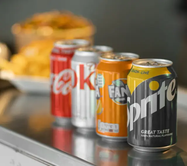 Puszki Coca-Cola, Fanta i Sprite. Idealne na keto, gdy masz ochotę na coś słodkiego bez cukru.