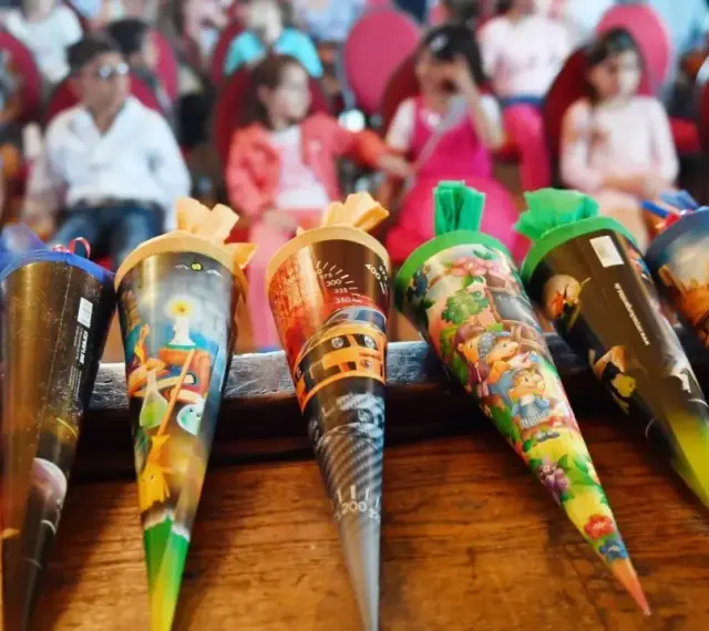 Bunte Zuckertüten für die Einschulung Brandenburg 2025. Kinder warten gespannt auf ihren großen Tag.