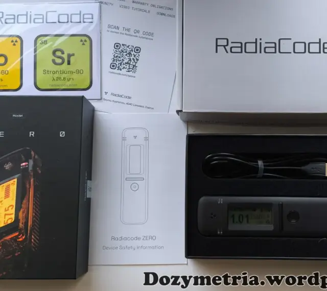 Zestaw Radiacode z dozymetrem ZERO, instrukcją i kablem USB. Obok pudełka z urządzeniem znajduje się karta z informacjami o izotopach Co-60 i Sr-90.