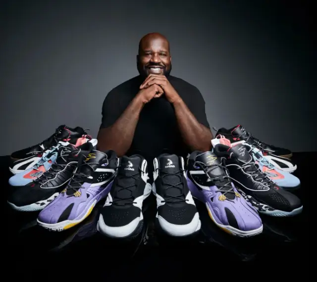 Shaquille O'Neal prezentuje kolekcję butów, pokazując, jak duży jest jego rozmiar buta.
