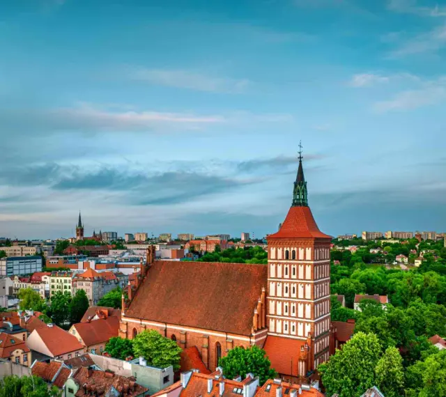 Widok na olsztyńską starówkę z dominującą bazyliką konkatedralną św. Jakuba Apostoła.