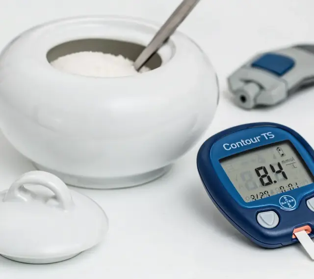 Glukometr pokazuje 8.4 mmol/L. Czy to wysoki poziom cukru? Dowiedz się, co to hemoglobina glikowana i jak wpływa na zdrowie.