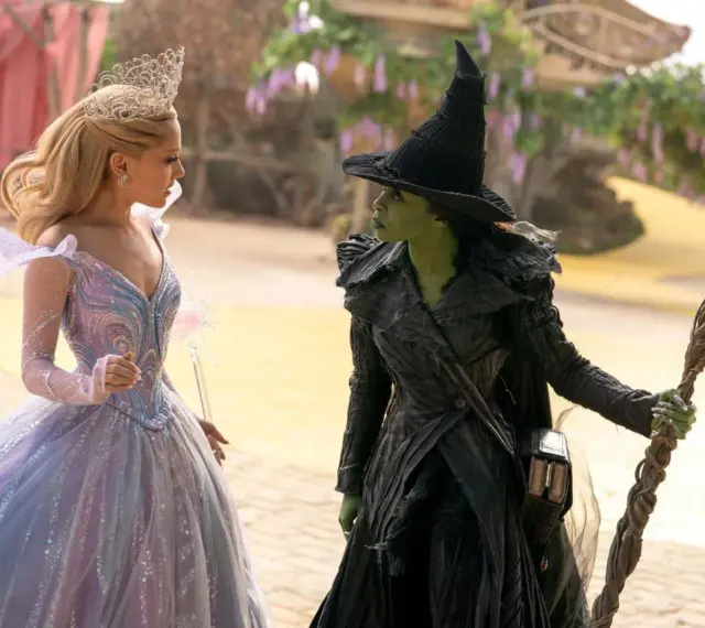 Glinda i Zielona Wiedźma w krainie Oz. Chcesz wiedzieć, **wicked gdzie obejrzeć**?