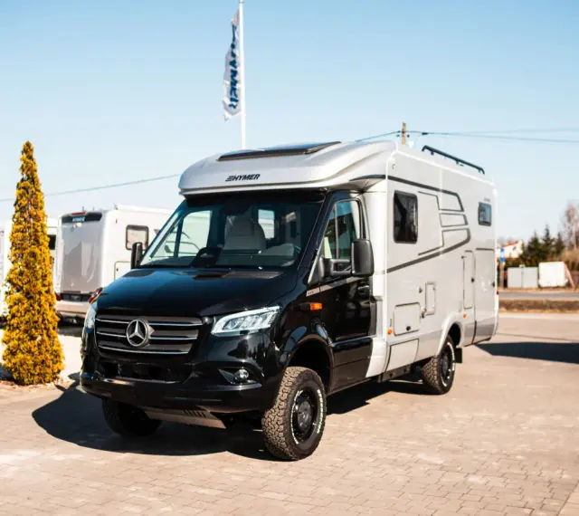 Czarny Mercedes Hymer, kamper gotowy na przygody.