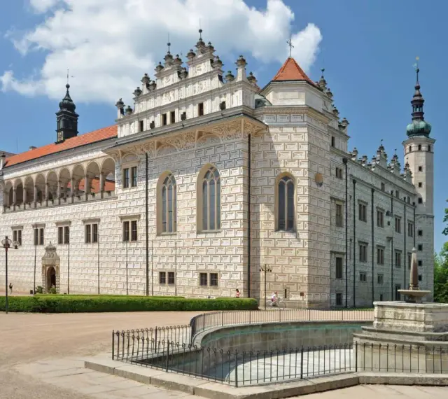 Zamek Litomyśl, perła renesansu, to fascynujące miejsce pełne ciekawostek o Czechach. Jego unikalna fasada zdobiona sgraffito zachwyca.