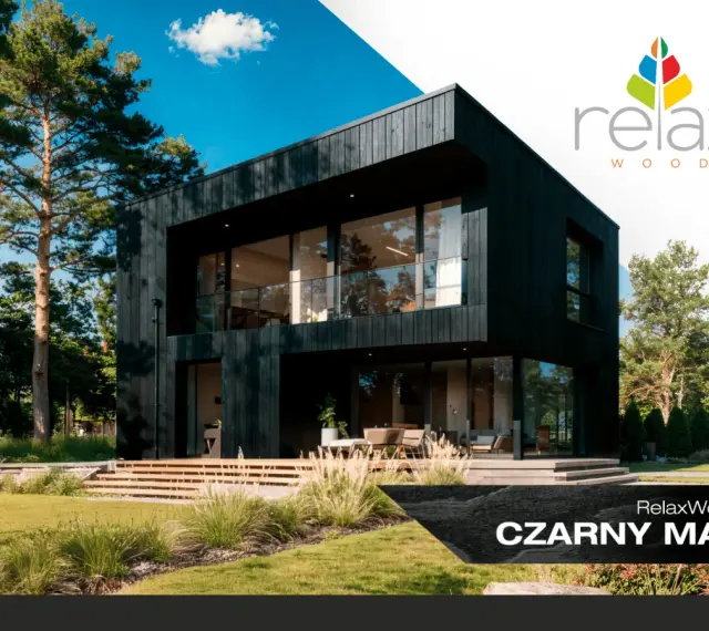 Nowoczesny dom z czarną elewacją domu, otoczony zielenią. Duże okna i drewniane tarasy dodają mu charakteru.