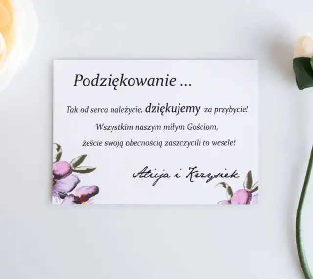 Kartka z podziękowaniami za przybycie na wesele, ozdobiona kwiatami. Alicja i Krzysiek dziękują Gościom.