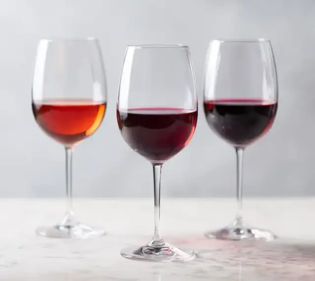Tre glas med vin, perfekt för att välja rätt vin till ryggbiff.