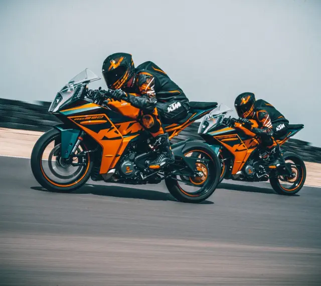 Dwóch motocyklistów na torze ściga się na pomarańczowych KTM RC 390. Poznajcie ich dane techniczne!