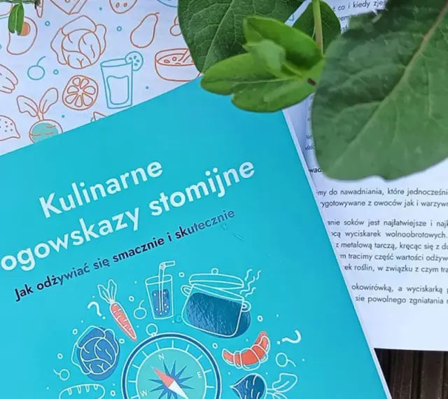 Okładka książki "Kulinarne drogowskazy stomijne" z ilustracjami warzyw, owoców i naczyń.