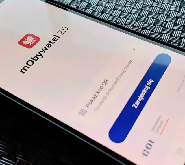Ekran smartfona z aplikacją mObywatel 2.0 i godłem Polski.