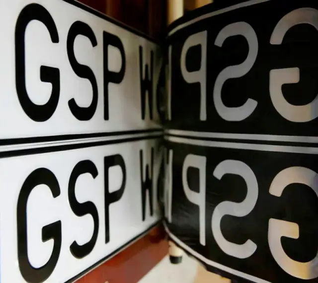 Dwie tablice rejestracyjne GSP W192, jedna z symbolem PL i gwiazdkami UE, druga czarna. Knt rejestracja.