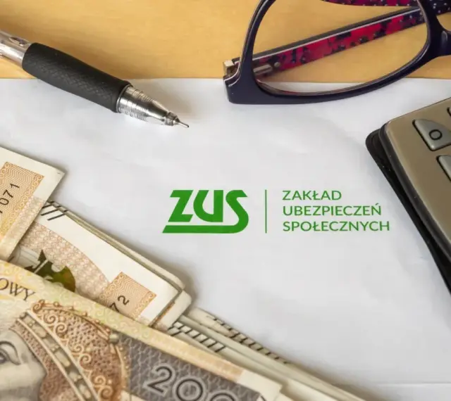 Pieniądze, długopis, okulary i kalkulator leżą obok dokumentu z logo ZUS. To może być podstawa do rozliczeń w systemie erp-7.