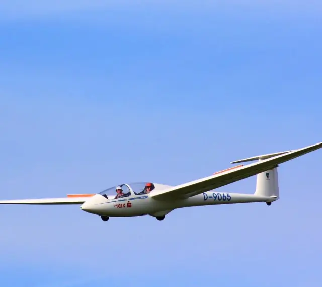 Dwóch pilotów w szybowcu D-9065. Chcesz wiedzieć, jak zostać pilotem samolotu? Zacznij od nauki latania szybowcem!