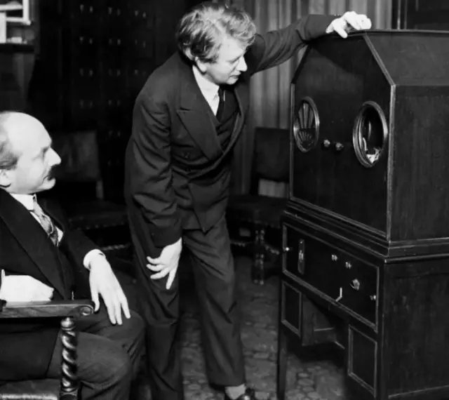 Dwóch mężczyzn przy wczesnym telewizorze. Czy to właśnie ten wynalazł telewizor?