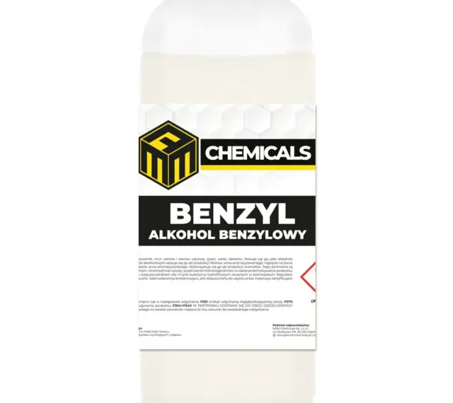 Butelka z białym płynem i etykietą z napisem "BENZYL ALKOHOL BENZYLOWY". Produkt stosowany w produkcji aromatów i jako konserwant.