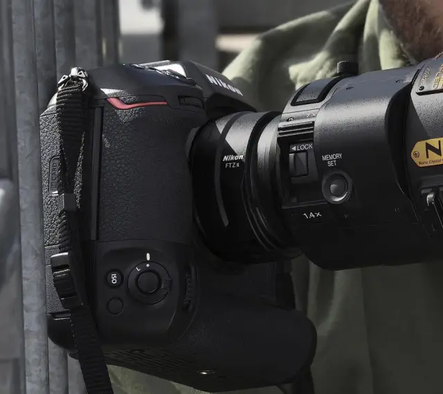 Profesjonalny aparat Nikon z obiektywem i adapterem FTZ II gotowy do akcji.