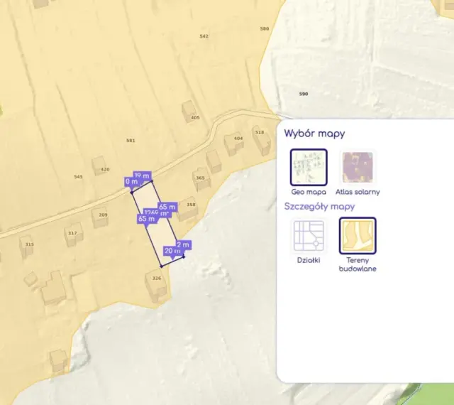 Mapa przedstawia fragment terenu z zaznaczoną działką budowlaną, wymiarami i powierzchnią. Widoczny jest również panel wyboru mapy, gdzie można wybrać plan zagospodarowania przestrzennego.