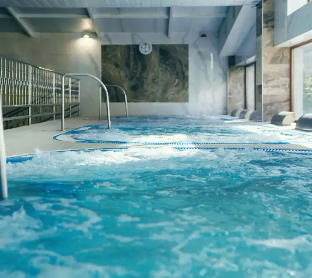 Relaks w hotelu z basenem w Białymstoku. Bąbelki unoszą się w wodzie jacuzzi, zapraszając do odpoczynku.
