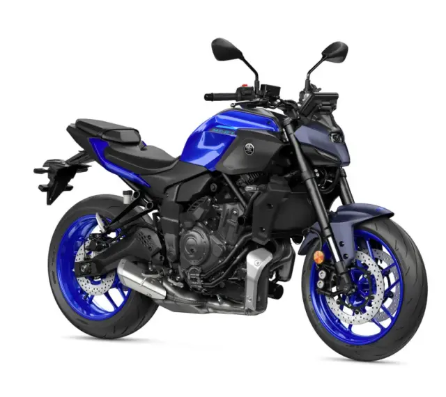 Niebieski motocykl Yamaha MT-07 na białym tle.