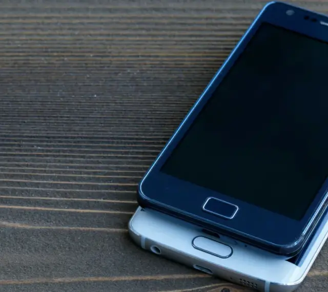 Dwa telefony leżące na drewnianym blacie. Dowiedz się, jak zlokalizować telefon, gdy zgubisz go lub zostanie skradziony.