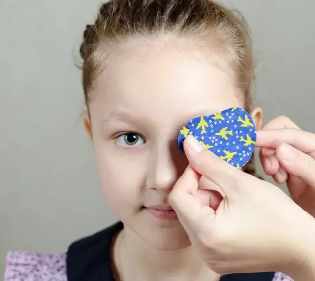 Dziecko z plastrem na oku, być może z powodu astygmatyzmu objawy.