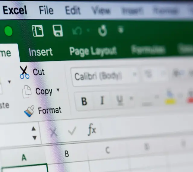 Widok ekranu Excel z opcjami edycji, takimi jak "Wytnij" i "Kopiuj", ułatwiającymi blokowanie komórek Excel.