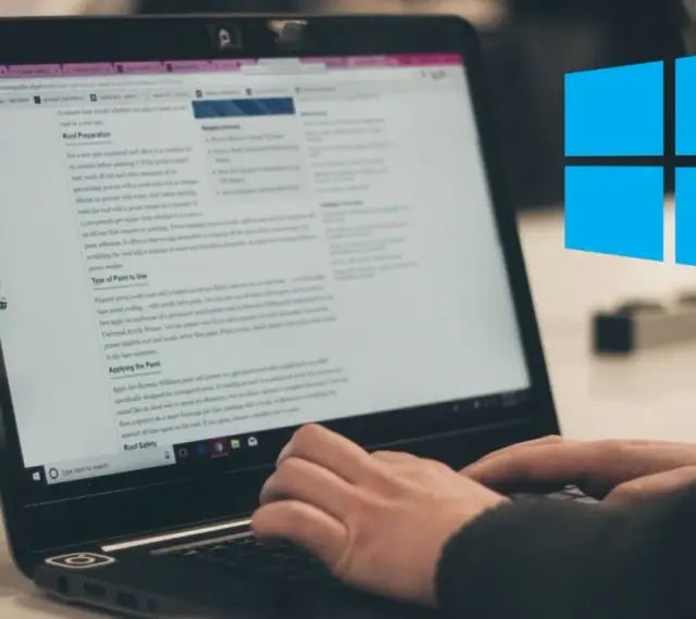 Ręce piszą na klawiaturze laptopa, na ekranie widać artykuł o malowaniu dachu. Obok logo Windows.
