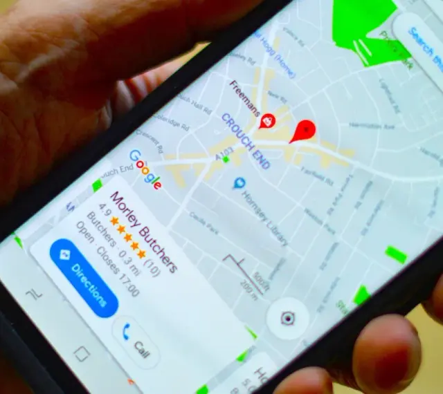 Na ekranie telefonu widać mapę Google z zaznaczoną lokalizacją. Pokazuje, jak wysłać pinezkę z lokalizacją, np. do sklepu Morley Butchers.