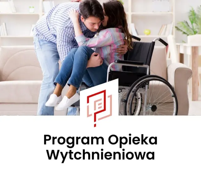 Para obejmuje się czule przy wózku inwalidzkim. Program opieka wytchnieniowa daje wsparcie.