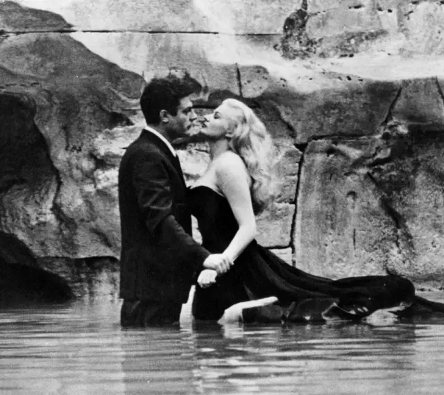 Para całuje się w wodzie, uosabiając la dolce vita.