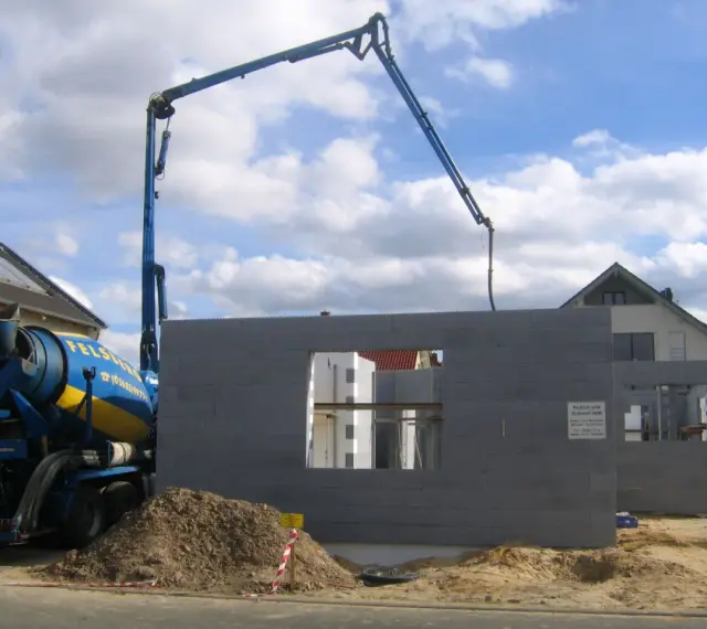 Betonowanie ścian z bloczków z betonu komórkowego. Wiele pozytywnych izodom opinie potwierdza jakość materiałów.