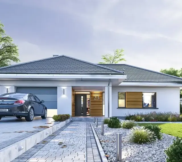 Nowoczesny bungalow z garażem, podjazdem i zadbanym ogrodem. Elegancka bryła, jasna elewacja i drewniane detale.