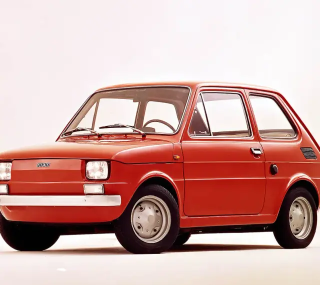 Czerwony polski fiat 126p, ikona motoryzacji, prezentuje się na białym tle.