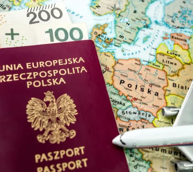 Paszport tymczasowy Rzeczypospolitej Polskiej, polskie banknoty i model samolotu na tle mapy Europy.