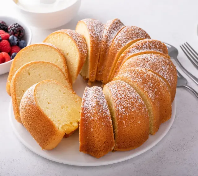 Puszysta babka piaskowa, idealna na deser. Ten przepis babci to gwarancja sukcesu. Podana z owocami leśnymi i bitą śmietaną.
