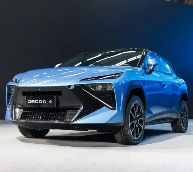 Niebieski OMODA 4, jeden z nowoczesnych chińskich samochodów, prezentuje futurystyczny design z ostrymi liniami i agresywnym przodem.