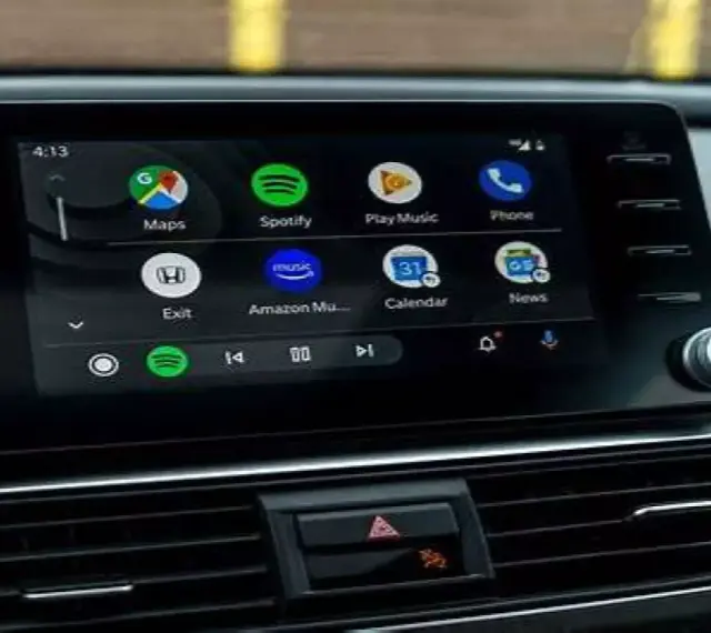 Ekran samochodu z Android Auto, pokazujący ikony Map, Spotify, Muzyki i Telefonu. Połączenie przez android auto bluetooth ułatwia dostęp do aplikacji.