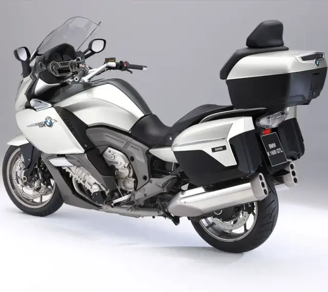 Srebrny motocykl BMW K 1600 GTL. Choć piękny, jego wady mogą być kosztowne.