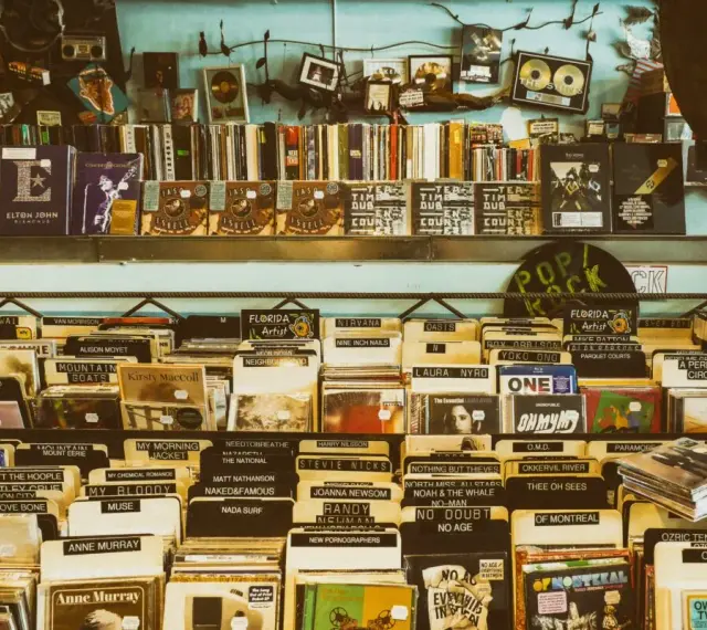 Wiedeń oferuje mnóstwo muzycznych skarbów. Na półkach sklepu z płytami znajdziesz klasyki jak Elton John, Nirvana, Oasis, a także nowsze brzmienia. Idealne miejsce, by odkryć, co warto kupić w Wiedniu dla fana muzyki.