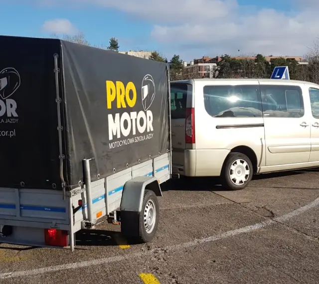 Samochód i przyczepa szkoleniowe szkoły jazdy "Pro Motor" na placu manewrowym, gotowe do nauki jazdy z przyczepą, czyli zdobycia prawa jazdy b+e.