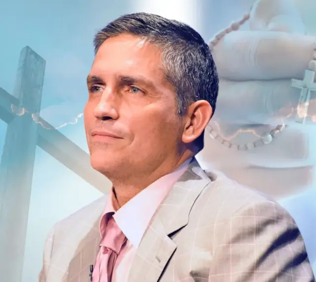Jim Caviezel nawrócenie: aktor z różańcem i krzyżem w tle, symbol jego wiary.