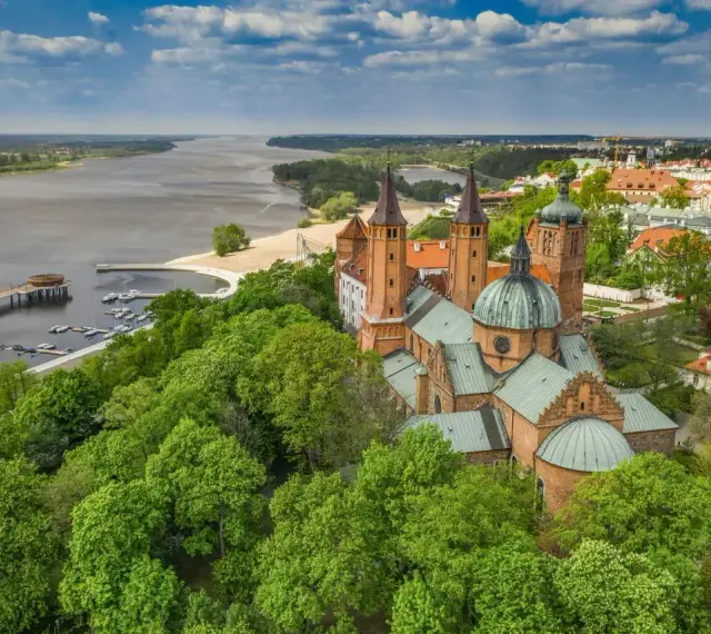 Płock atrakcje na weekend: majestatyczna katedra na wzgórzu, Wisła i zielone tereny. Idealne miejsce na odpoczynek.