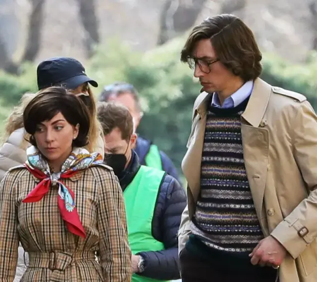 Lady Gaga i Adam Driver, gwiazdy filmu "Dom Gucci", w stylizacjach z planu filmowego.