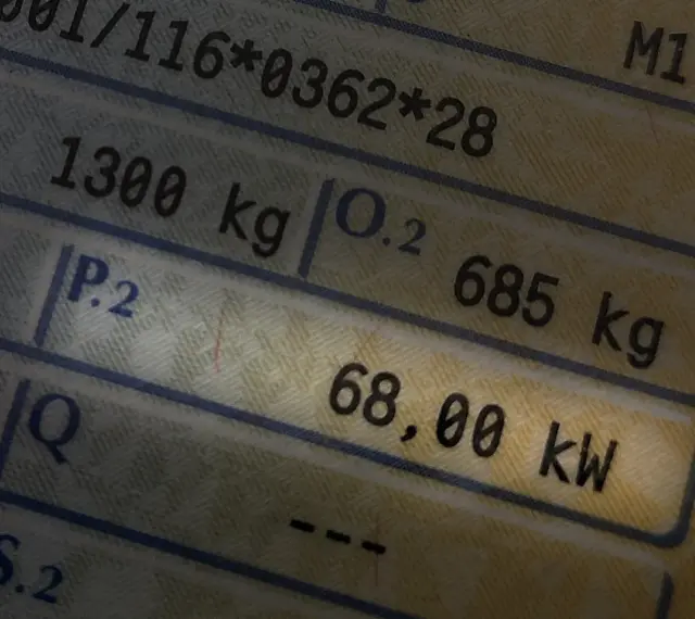 Dokument pojazdu z danymi: 1300 kg, 685 kg, 68,00 kW. To są konie mechaniczne!